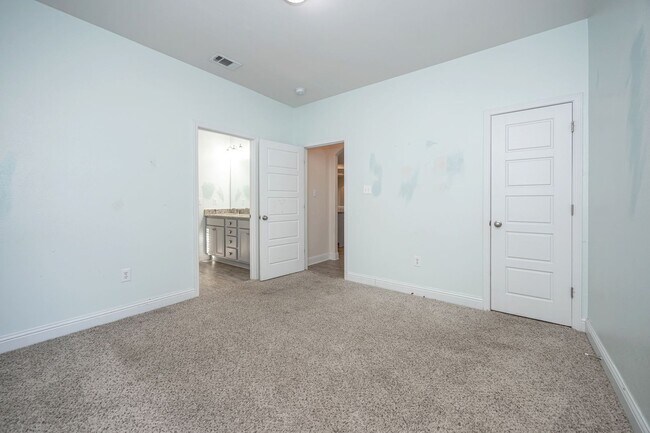 Building Photo - 1013 Silverbell Cv