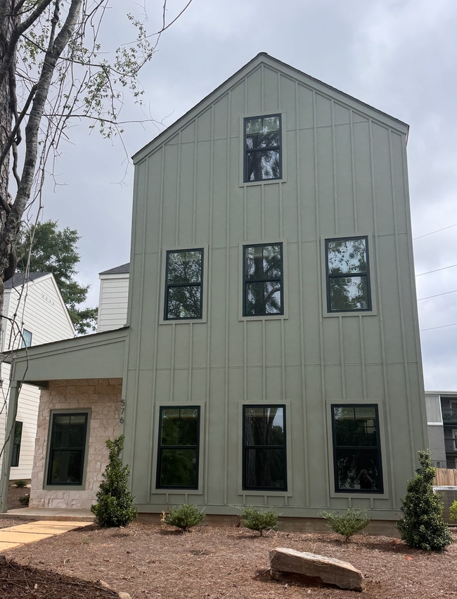 Building Photo - 576 Pride Ave