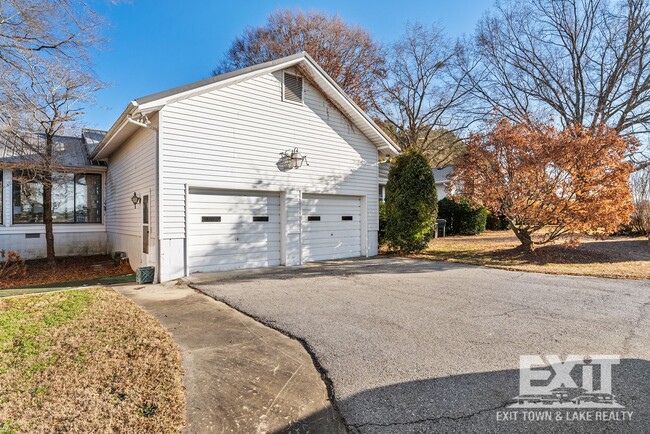 Building Photo - 3 Bedroom 2 Bathroom Home