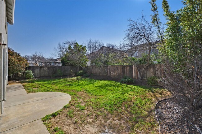 Building Photo - OPEN & SPACIOUS, 4 BEDROOM, 3 BATH 2 STORY...