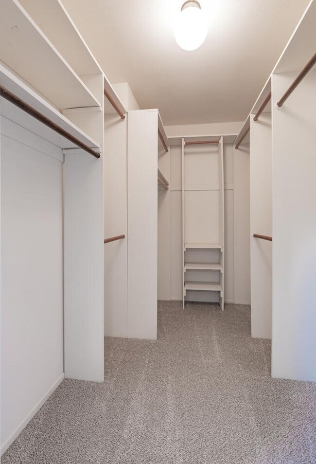 Building Photo - Charming 3-Bedroom Home with Beautifully U...