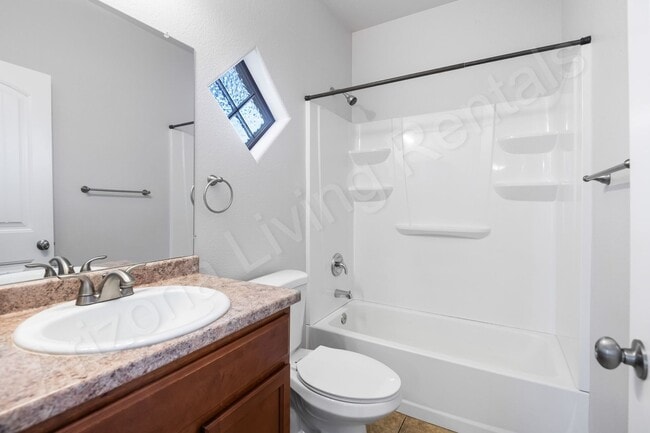 Building Photo - CHARMING TWO BEDROOM