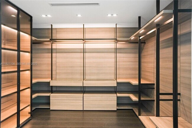 Building Photo - 650 NE 32nd St