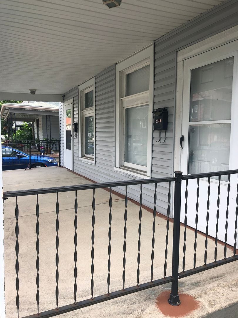 Building Photo - Spacious 2 Bedroom Half Double