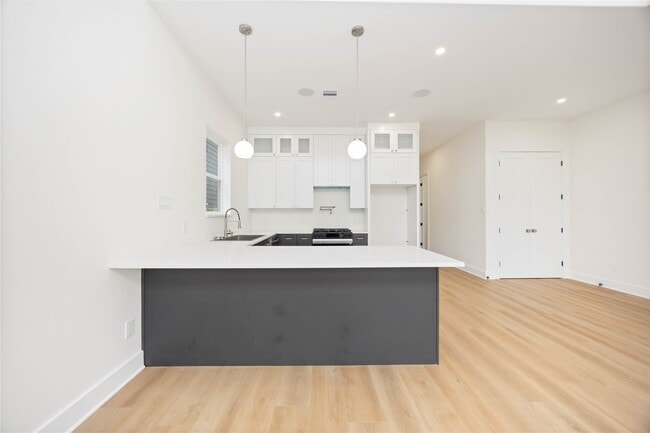 Building Photo - 422 E 41st St