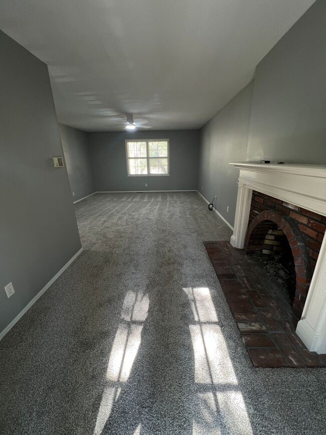 Building Photo - 1685 Lochcrest Dr