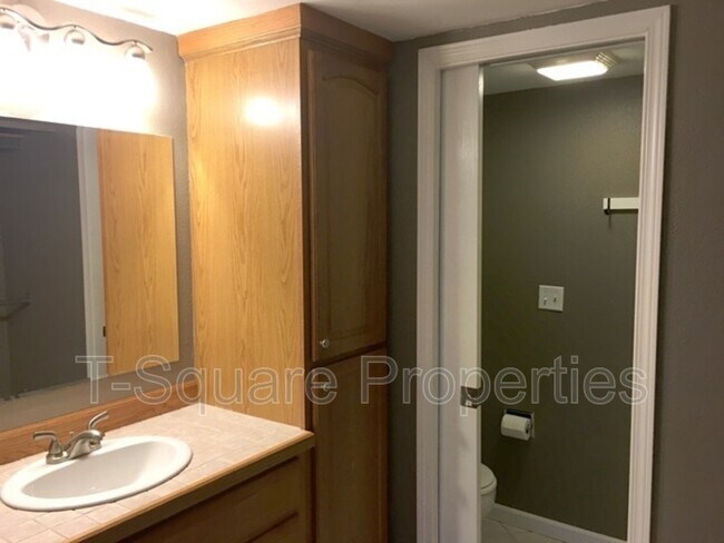 Building Photo - 4629 W Lake Sammamish Pky SE