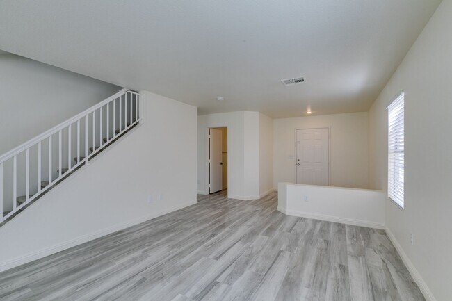 Building Photo - Stunning 4 bedroom, 2.5 bathroom