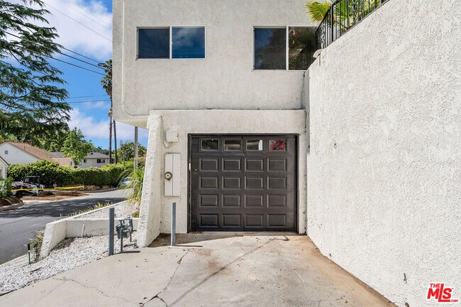 Building Photo - 2041 Roscomare Rd