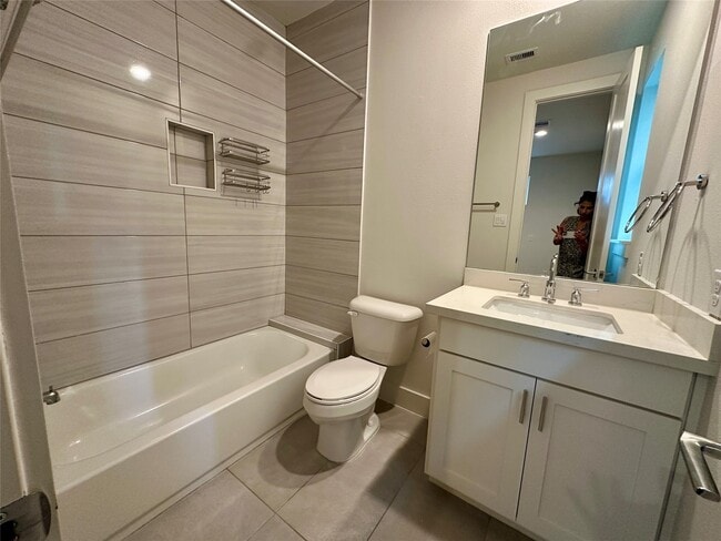 Building Photo - 1537 W 24th St