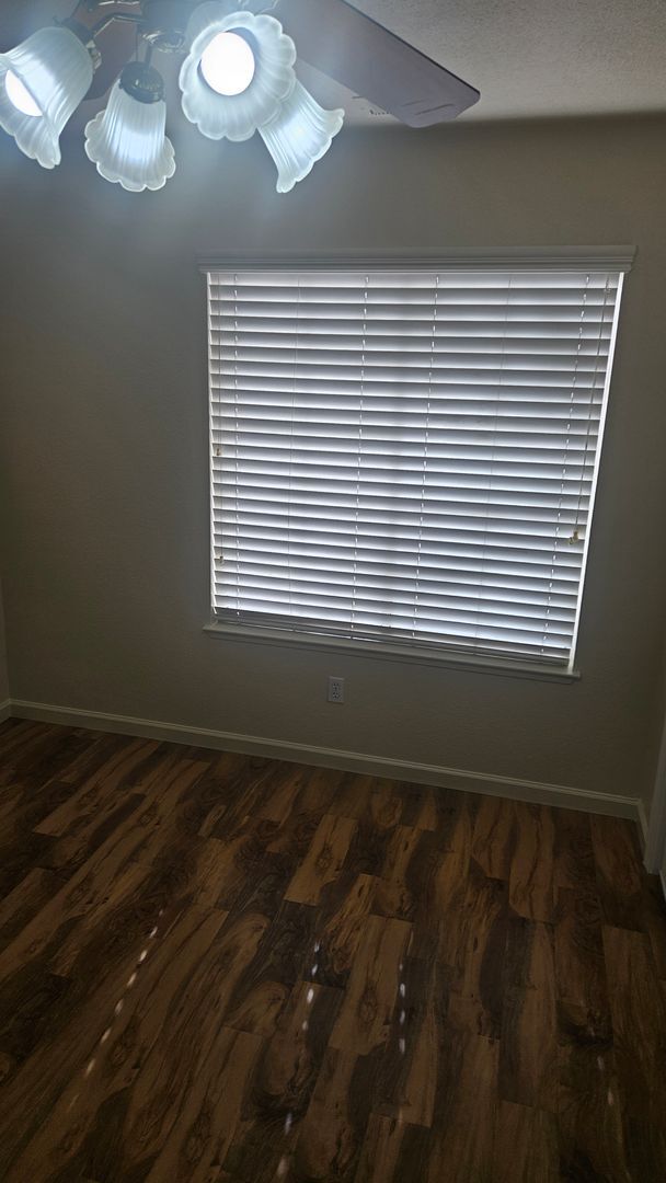 Building Photo - 4 Bedroom 2 bath Large home available Now!