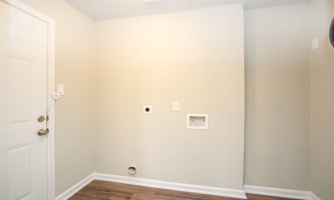 Building Photo - 6110 Glen Lee Dr