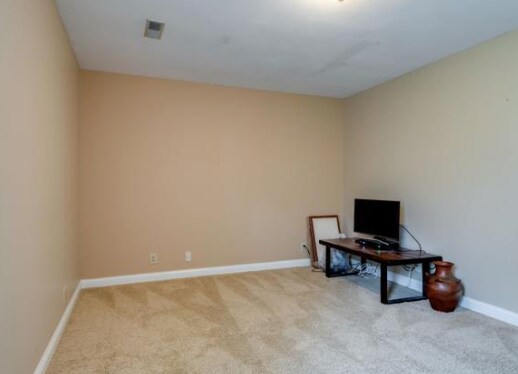 Building Photo - 176 London Ln