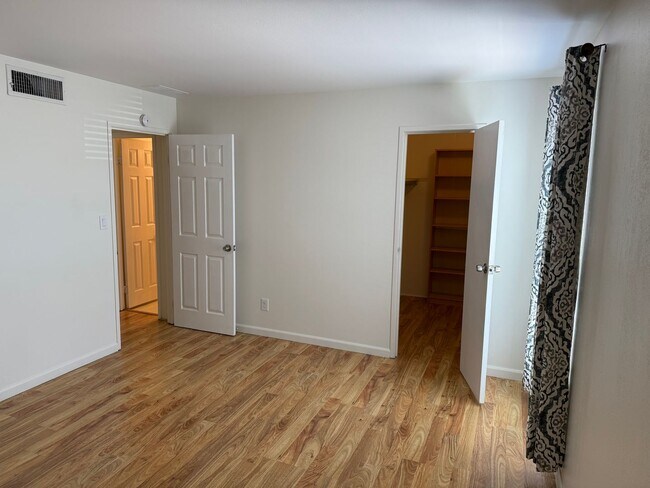 Building Photo - Stylish & Convenient 1-Bedroom Condo in Prime Location!!