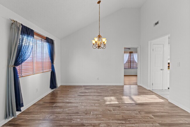 Building Photo - 1012 Danbury Cir