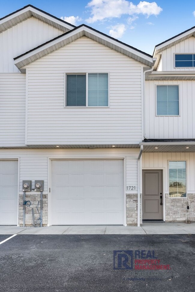 Building Photo - 3 bed 2.5 Bath Townhome - Small dog negotiable