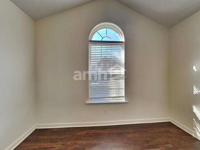 Building Photo - 16 Slow Creek Dr