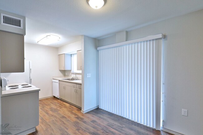 Building Photo - Newly Remodeled South Abilene Apartments!