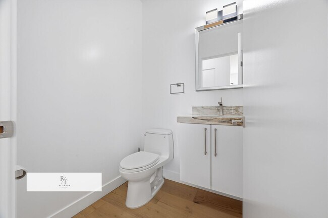 Building Photo - Luxury Modern Living with Stunning LA Skyline Views