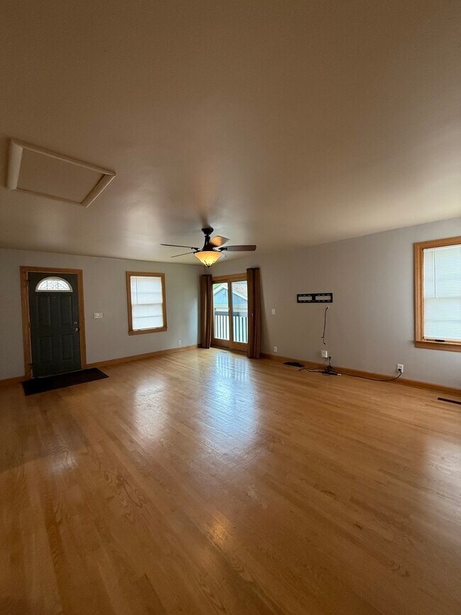 Building Photo - 479 N Elm Ave