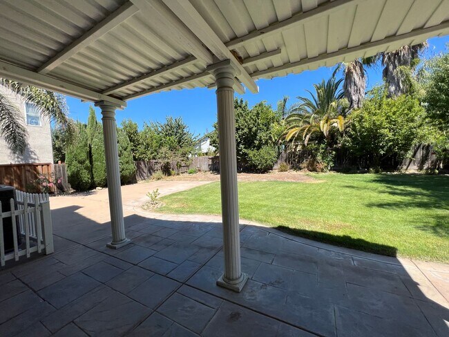 Building Photo - Large 4 bedroom located on a well maintained court!