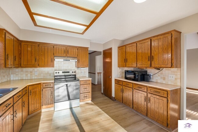 Building Photo - AVAILABLE NOW!