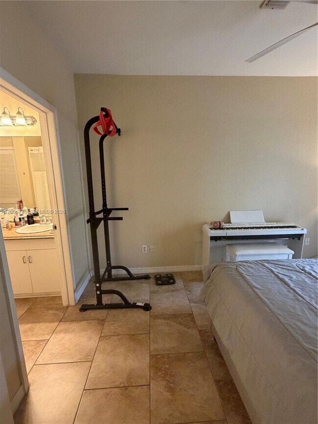 Building Photo - 860 N Orange Ave