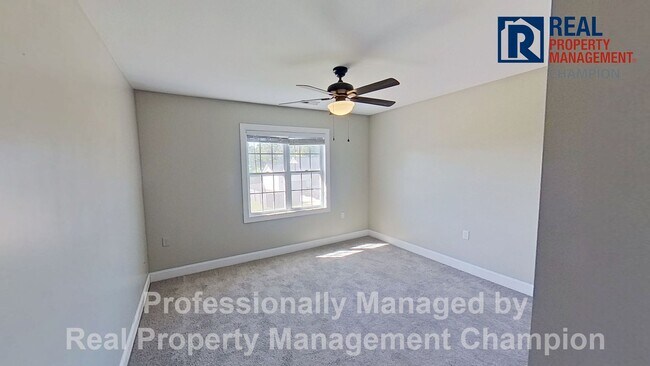 Building Photo - 3 BD/2.5 BA Home with Fenced Yard & Attached Garage