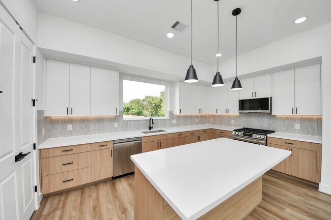 Building Photo - 6949 Foster St