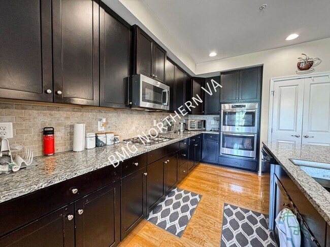 Building Photo - 3190 Yeager Dr