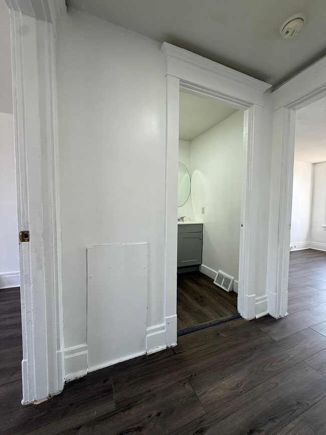 Building Photo - 2-Bedroom Home with Fenced Yard – Minutes from Downtown Pittsburgh