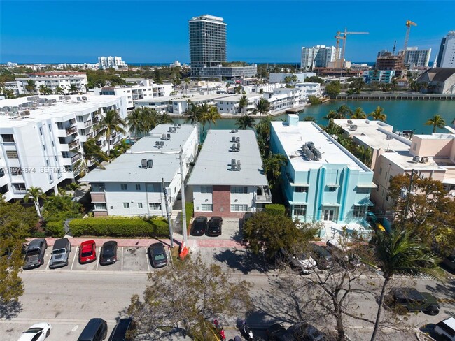 Building Photo - 6905 Bay Dr