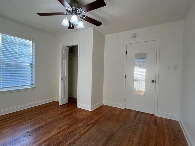 Building Photo - 928 E 56th St