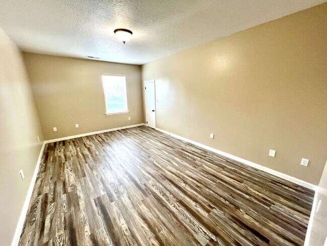 Building Photo - Beautifully Renovated 3 Bedroom Apartment on the 2nd Floor