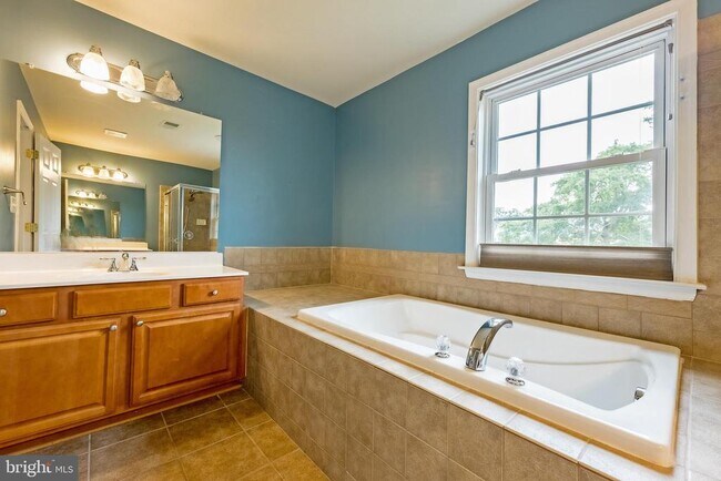Building Photo - 3385 Beechcliff Dr