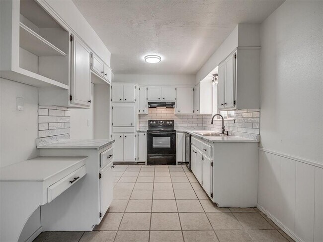 Building Photo - 1819 Lakehurst Dr