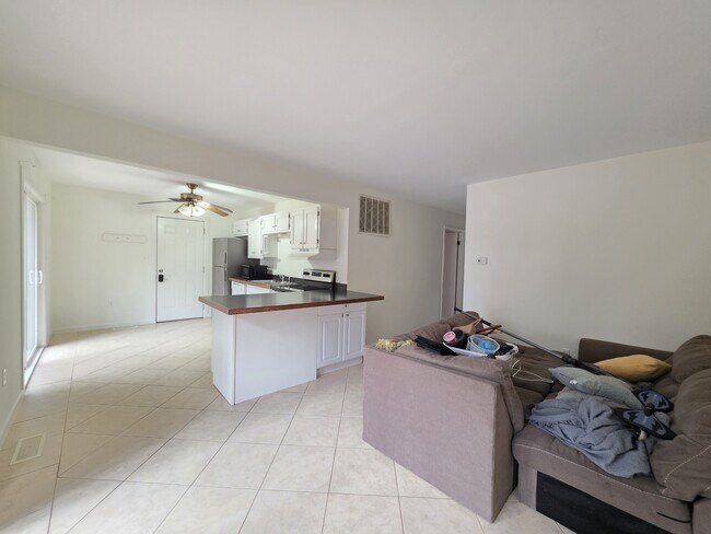 Building Photo - 13 Sailors Way