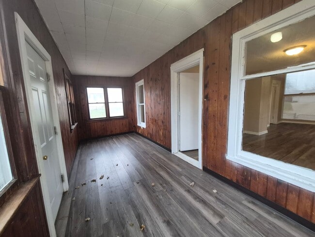 Building Photo - Two Bedroom, One Bathroom Home with Washer/Dryer!