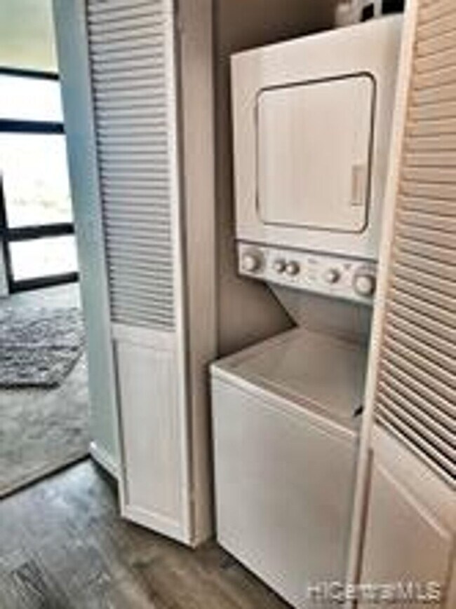 Building Photo - Yacht Harbor Tower