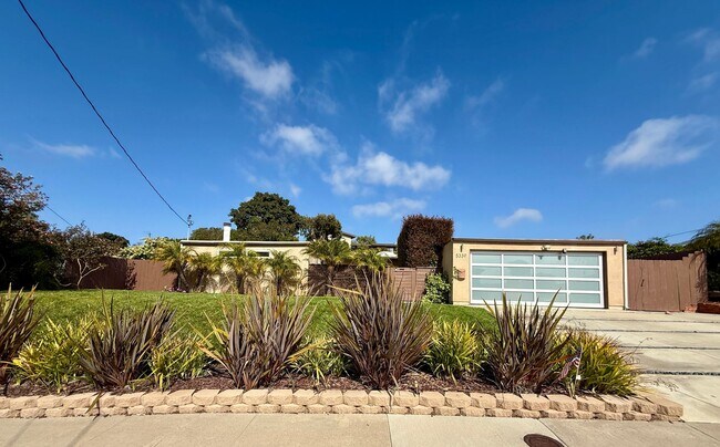 Building Photo - Luxury Furnished 4 Bedroom Home with Pool ...
