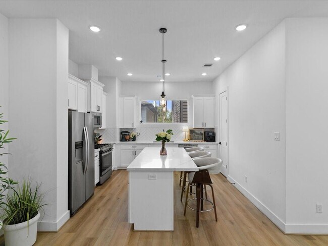 Building Photo - 3026 Live Oak St