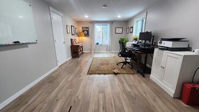 Building Photo - Designer 4 Bedroom Home with Sauna and Walk-Out Lower Level - Available May or June 1st