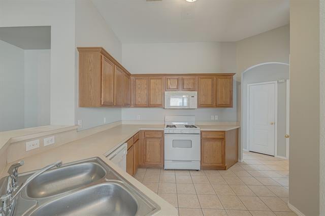 Building Photo - 4001 Rochester Dr