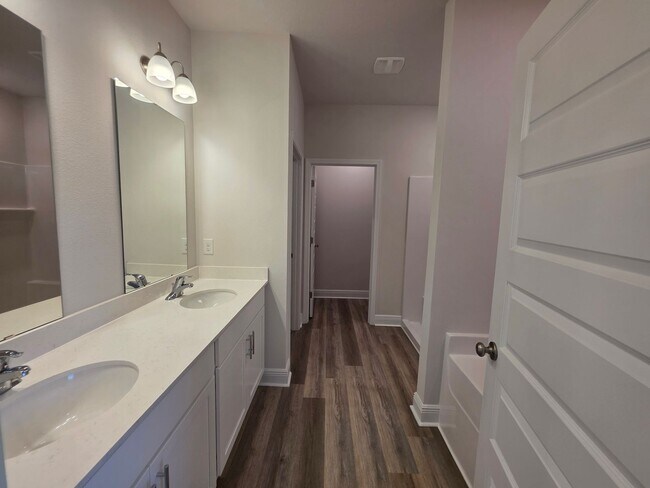 Building Photo - Brand new 5BR/3BA with Amenities Galore
