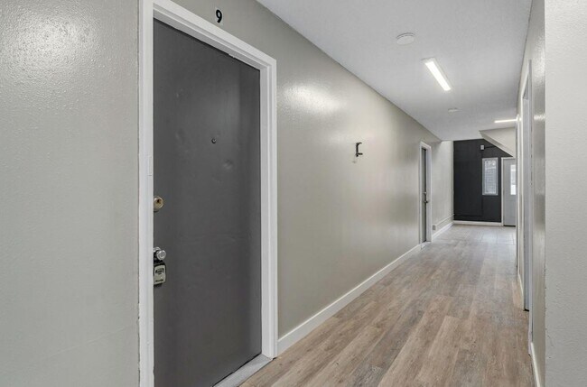 Building Photo - 1221 S Park Ave