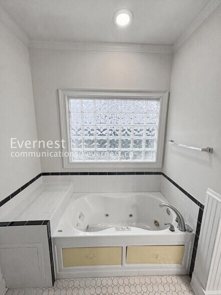 Building Photo - 915 Paoli Ave SE