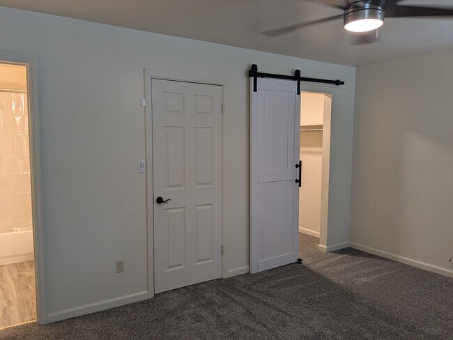 Building Photo - 562 Teal Ln