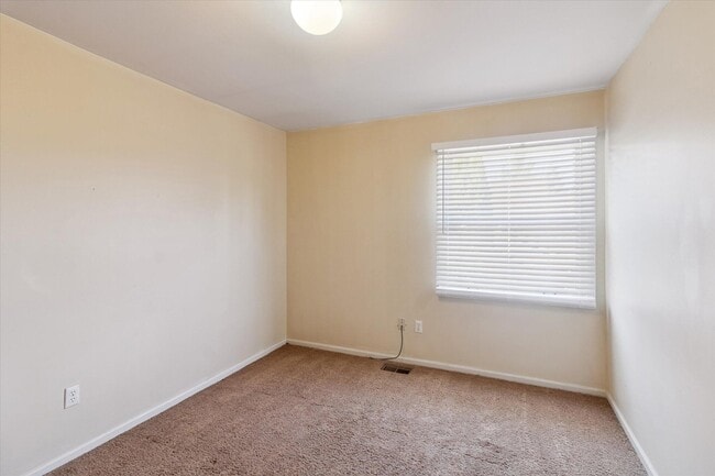 Building Photo - 45443 Glengarry Blvd