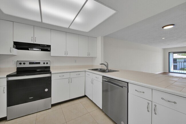 Building Photo - Bright and Spacious 2 Bedroom Condo in Spanish Pines