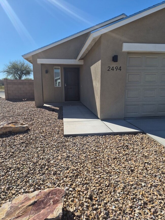 Building Photo - 2494 S Clovis Place-